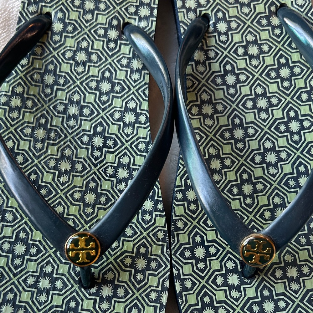 Tory Burch Navy and Sage Geometric Flip Flops Sz 7.5 - Picture 7 of 11